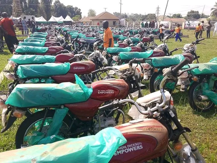 IortyerTimothy's tweet photo. Member Representing Makurdi/ Guma Federal Constituency Hon. Dickson Tarkighir today empowers his Constituents in Benue with 50 Tricycles,  200 Bikes 
150 Mechanized Grinding Engines, 150 Sewing Machines, 150 Freezers, 20 Electric Bikes https://t.co/Qt1rkeqq7F