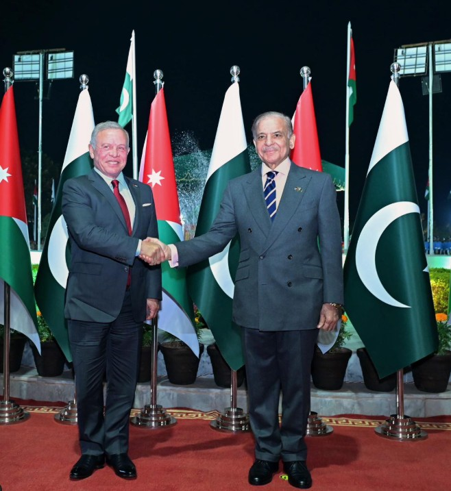 SAMAATV's tweet photo. Prime Minister Muhammad Shehbaz Sharif welcomes the King of Jordan His Majesty Abdullah II ibn al Hussein at Prime Minister's House.
#SamaaTV #ShahAbdullah #AbdullahII #pakjordanrelations #PrimeMinister #ShehbazSharif https://t.co/VXEnVozmwS