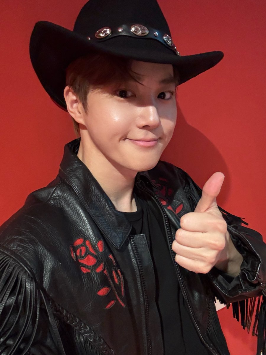 weareoneEXO's tweet image. 엑소엘 고마워! 🏆🏆🏆

#SUHO #수호
#EXO #엑소 #weareoneEXO
#KGMA2025