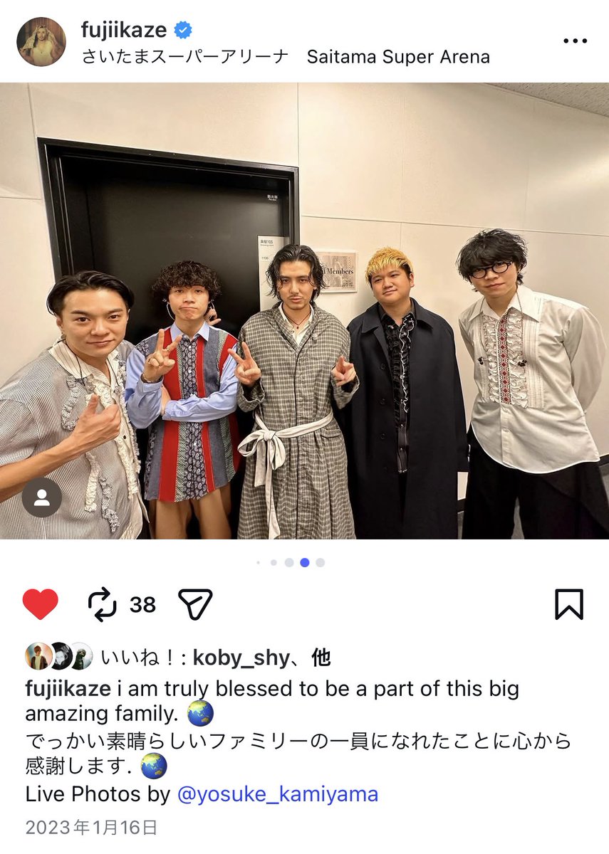 micco_1301's tweet image. 2022の紅白は #死ぬのがいいわ
12月から2月にかけてLove All Arena Tour #LAAT をやっていたので
バンメンさんたちと絆深まる中のバンドでの演奏🎶
この曲が海外に広がり出したのが2022の夏なのですでに紅白にも海外から熱視線👀💛
秋のパナスタから腰が
ツアーでは何なんwのみ撮影可だったので衝撃凄