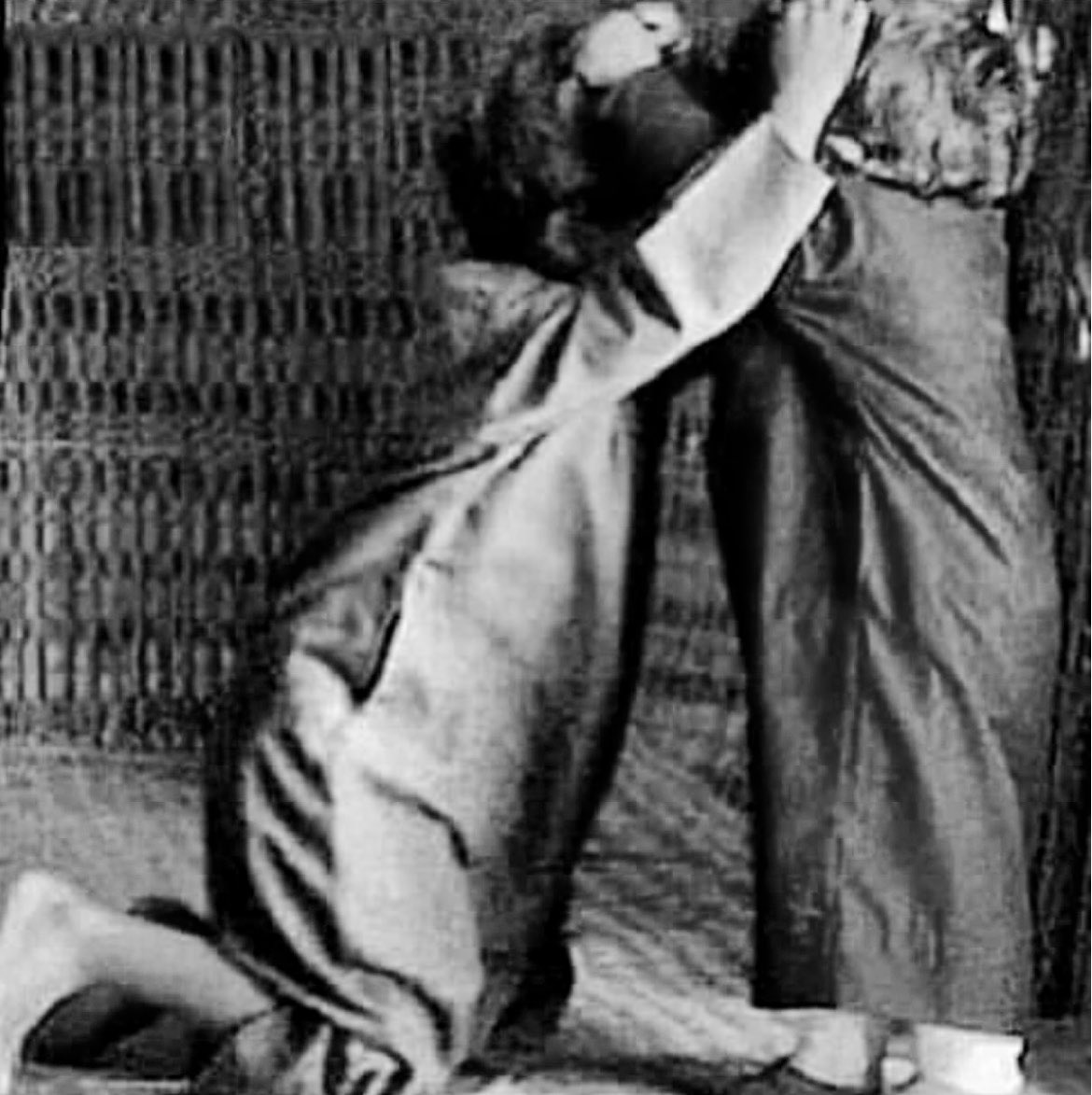 تغث القلوب الصادقة كلمةٍ من لاش
وحنا ندّل الضايع أن ضيّع الوِجهه

طمرنا الكلام اللي سمعناه لكن ماش
يشيخ الردي لو ما لطمته على وجهه