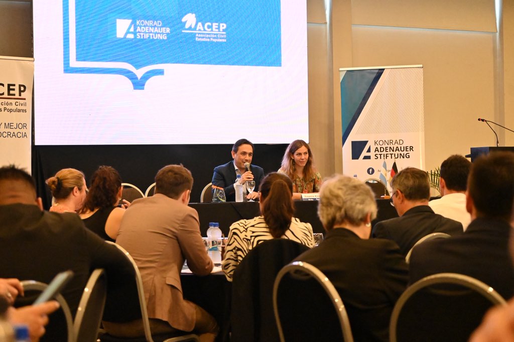 Tuvimos el honor de contar con la participación de Susanne Käss, representante de la KAS en Argentina, quien presentó un análisis profundo sobre el federalismo fiscal en la República Federal de Alemania, moderado por Adrián Bogado, Director de ACEP Formosa.