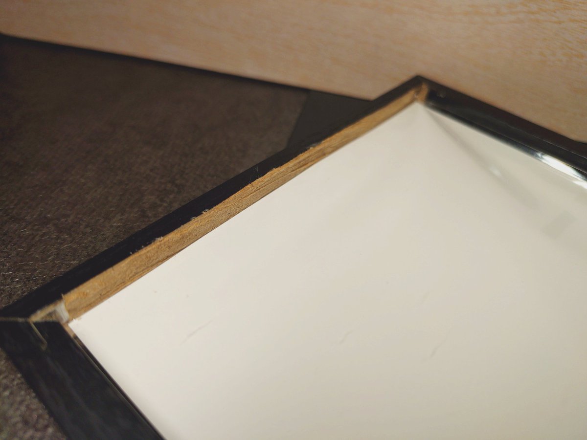 kokepiii2's tweet image. 第5弾入場特典がダイソーのミニ色紙用フレームより縦に3mmだけ大きくて入らなかったから、「お前がレゼとデンジに合わせるんだよオラッ！」と言いながらフレームの方をカッターで削ってなんとか格納したの、我ながらチェンソーマンっぽかった✌😝
#チェンソーマン