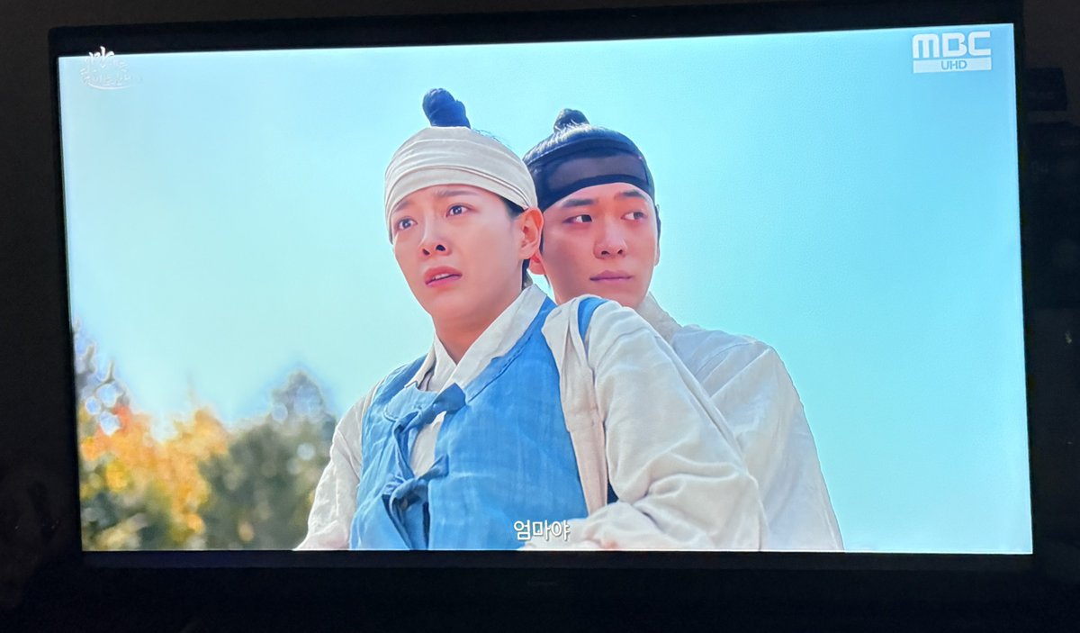 4화 본방인증 
우희의 계속 되는 방해 속에서
어떻게 해쳐나갈지 궁금합니다 
빨리 다음화도 보고 싶어요!! 

#MBC금토드라마 #이강에는달이흐른다 #이강달_본방인증완료 <a href="/mbcdrama_pre/">MBC DRAMA</a>