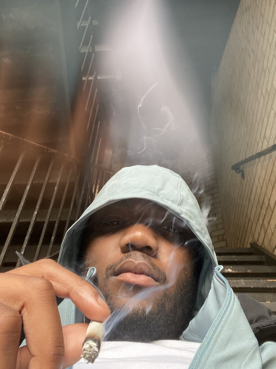 im2alias__'s tweet image. 🫣🫥