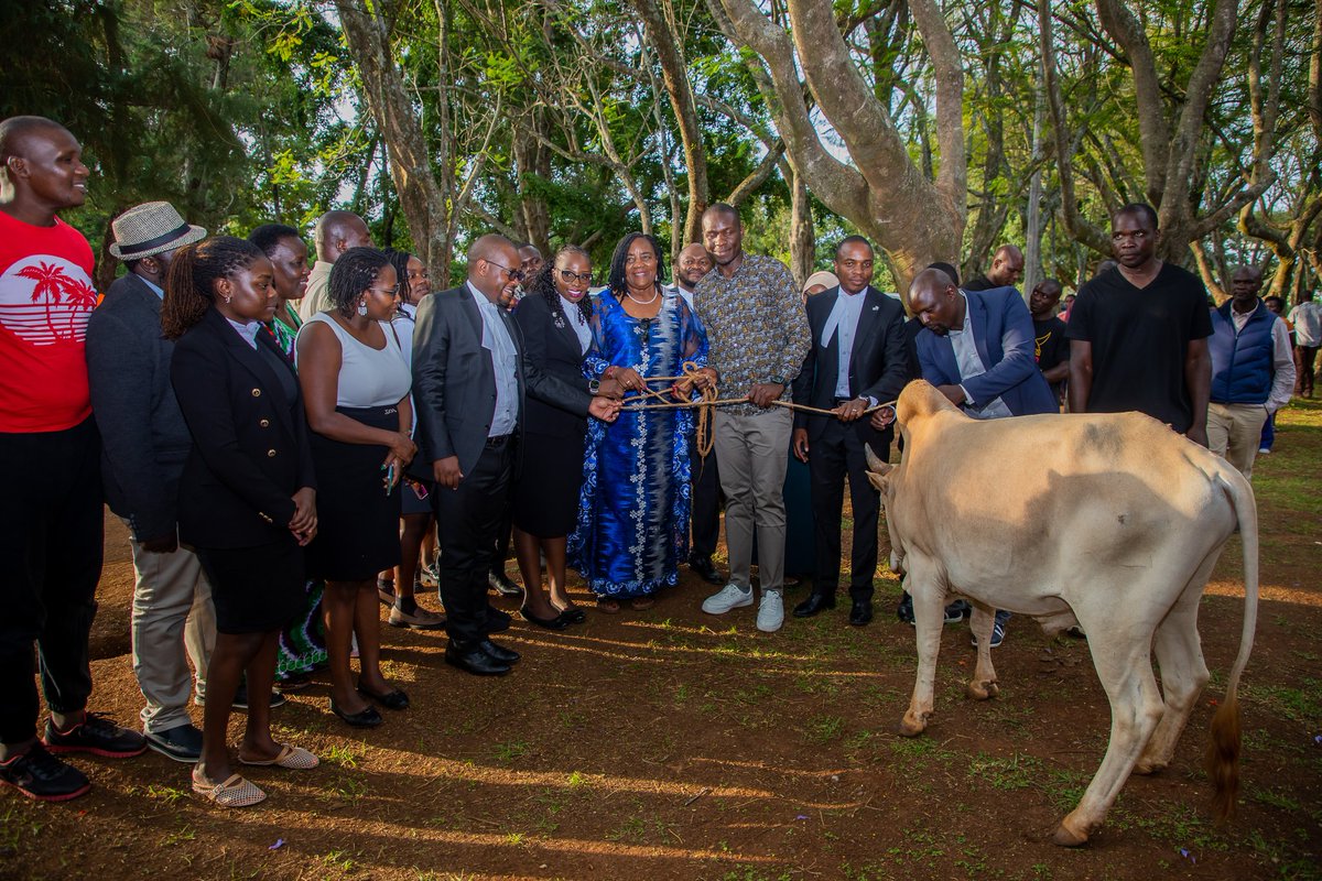 FaithOdhiambo8's tweet photo. I led the council of the @LawSocietyofKe as we visited Mama @IdaOdinga at her Opoda Farm Home to condole with her and pay final respects to the Lt. Rt. Hon. Raila Odinga, CGH. We were accompanied by leaders from various branches, the leadership of @fidakenya, and several members of the bar.

We were pleased to find Her Excellency in high spirits as she gave us a walk through Kenya's and the Odinga family's rich history at Kang'o Ka Jaramogi.

Baba's death has left a devastating  gap in Kenya's democratic and human rights space, which only he knew how to occupy. We must collectively resolve to live by his ideals, share in his vision, and recommit to his life-long efforts for a free, equal and prosperous Kenya. We are prepared to do our part in this critical cause.

May Baba continue to rest in peace, and may his legacy continue to guide us.