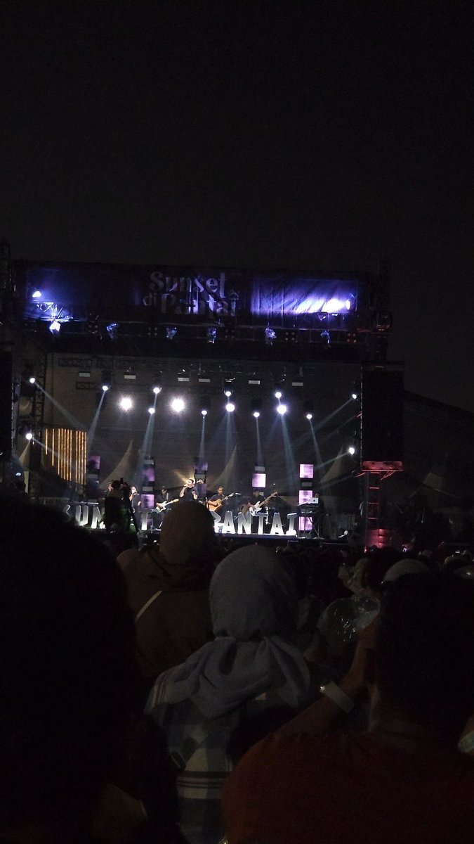 Mba mba bean bag kuning dgn topi segede gaban. 
Anda sudah merusak hari saya yg ga seberapa ini😭😭😭

pake beanbag ny bukan gitu dan posisi lo jd lebih tinggi dr yg lain😭😭 egois