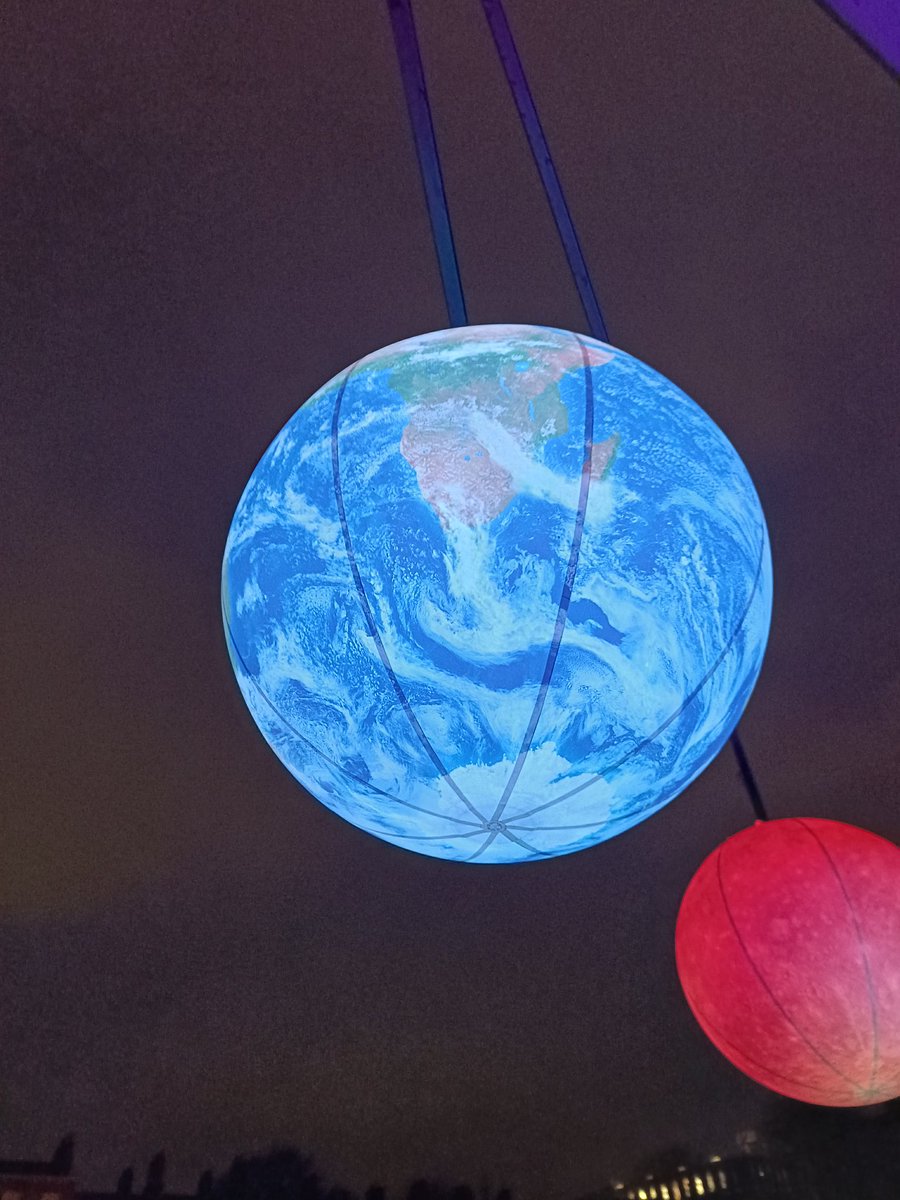 Yo they got the moon and earth in Dublin holy fuck, crazy humans 👽