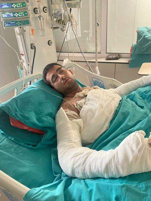 isigmeclisi's tweet photo. *Bahadır kardeşimize acil şifalar diliyoruz..
İşyerine gerekli yaptırımlar uygulansın, sorumlular cezalandırılsın ve Bahadır'ın her türlü güvencesi sağlansın..
Fotolar: Büşra İlaslan - Oda Tv https://t.co/9weQIPEv7C