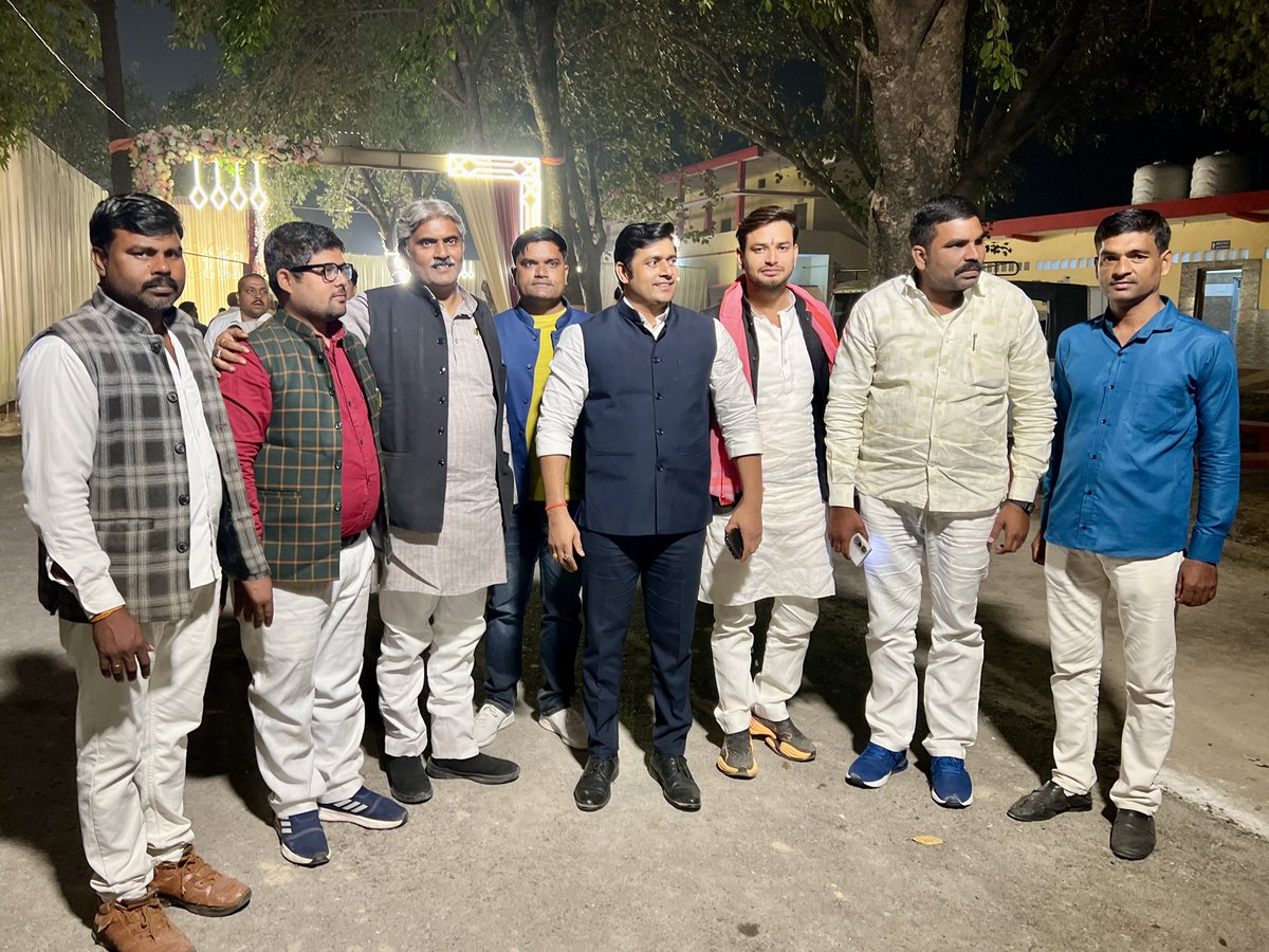 amitjnp76's tweet image. समाजवादी पार्टी के वरिष्ठ नेता, उत्तर प्रदेश के पूर्व मंत्री और शाहगंज के पूर्व विधायक माननीय श्री शैलेंद्र यादव “ललई जी” के छोटे सुपुत्र के विवाह उपरांत आयोजित आशीर्वाद समारोह में शामिल हुआ।
नव दंपति को बहुत-बहुत बधाई एवं शुभकामनाएं।