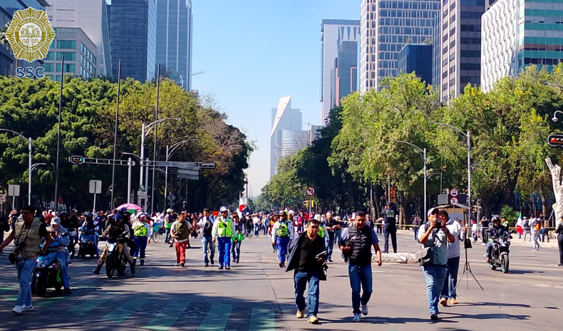 #CDMX ❌#GeneracionZ Algunos contingentes comenzaron a movilizarse rumbo al Zócalo capitalino, aunque otros todavía se mantienen en la zona del Ángel de la Independencia, sobre Paseo de la Reforma. “Fuera, Morena”, “fuera, Presidenta”, se escuchan entre las consignas