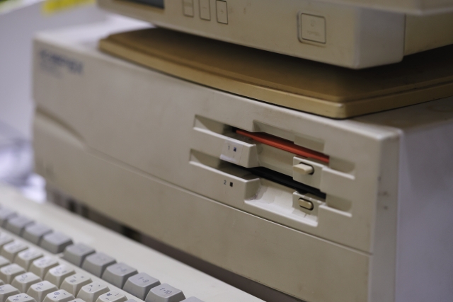 ayanakajima3's tweet image. その時点で、一般の高校生が学べるプログラムは、FORTRANとBASICだけだったといってもいいかもしれません。ただ、「行番号で順番にやりたいことを書き、足りなかった処理をあとから追加して、GOTOでとばす」という平面的なBASICの構造は、はるかに多く人に受け入れられていました。