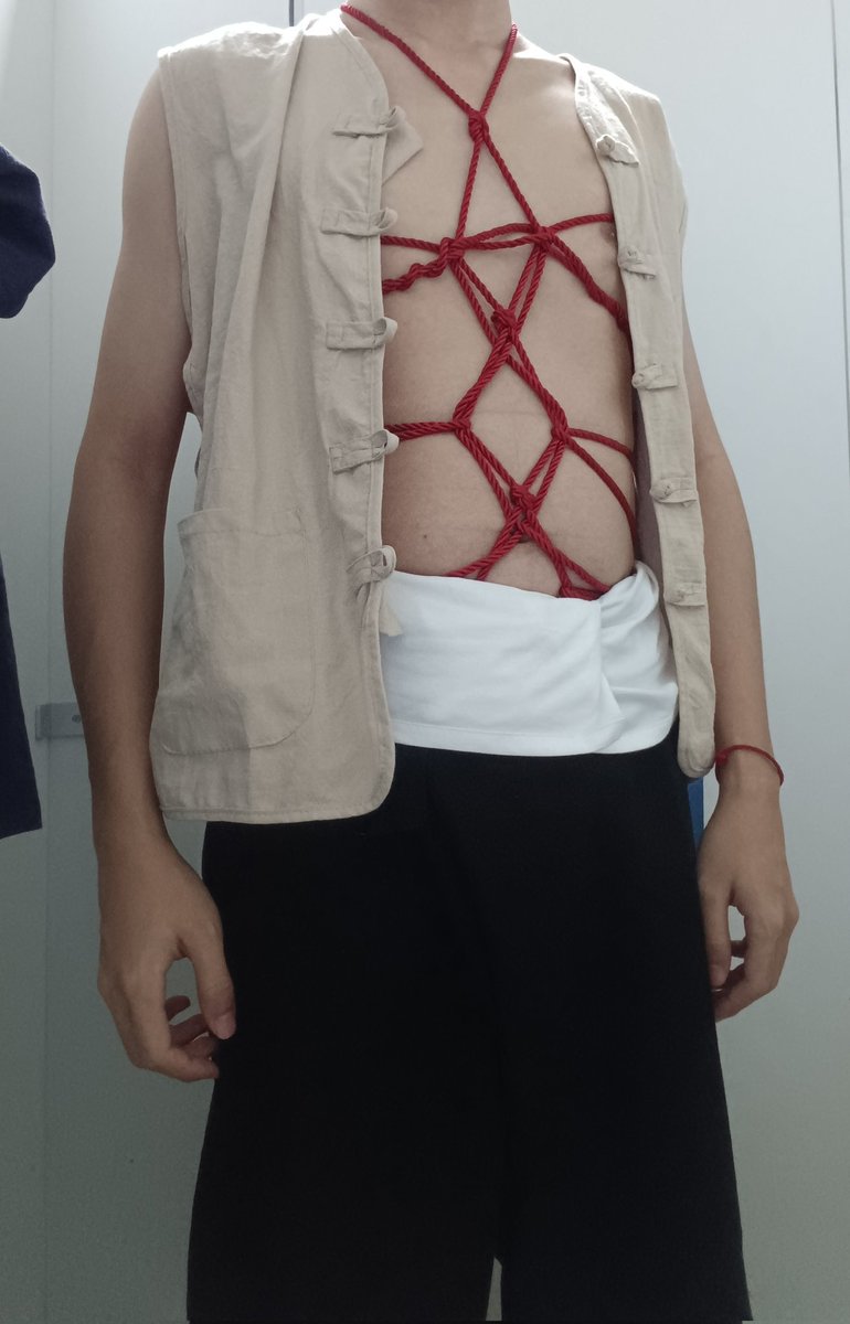 “你脖子上红色的是是什么？”
“是肚兜的带子.....少爷....”
“我不信，衣服解开让我看看！”
（太瘦的又一弊端....绳子用不完多出来好长一截，随便缠了一下）