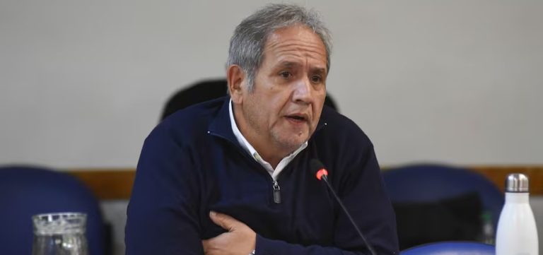 CholilaOnlive's tweet image. 📈 La Asociación Bancaria acordó un aumento del 2,3%: el sueldo inicial llega a $2 millones.

📊 El gremio que conduce Sergio Palazzo comunicó que cerró una suba salarial del 2,3% en octubre. Los detalles.

📎 cholila online 

#politica #Salarios #Sueldos #asociacionbancaria…