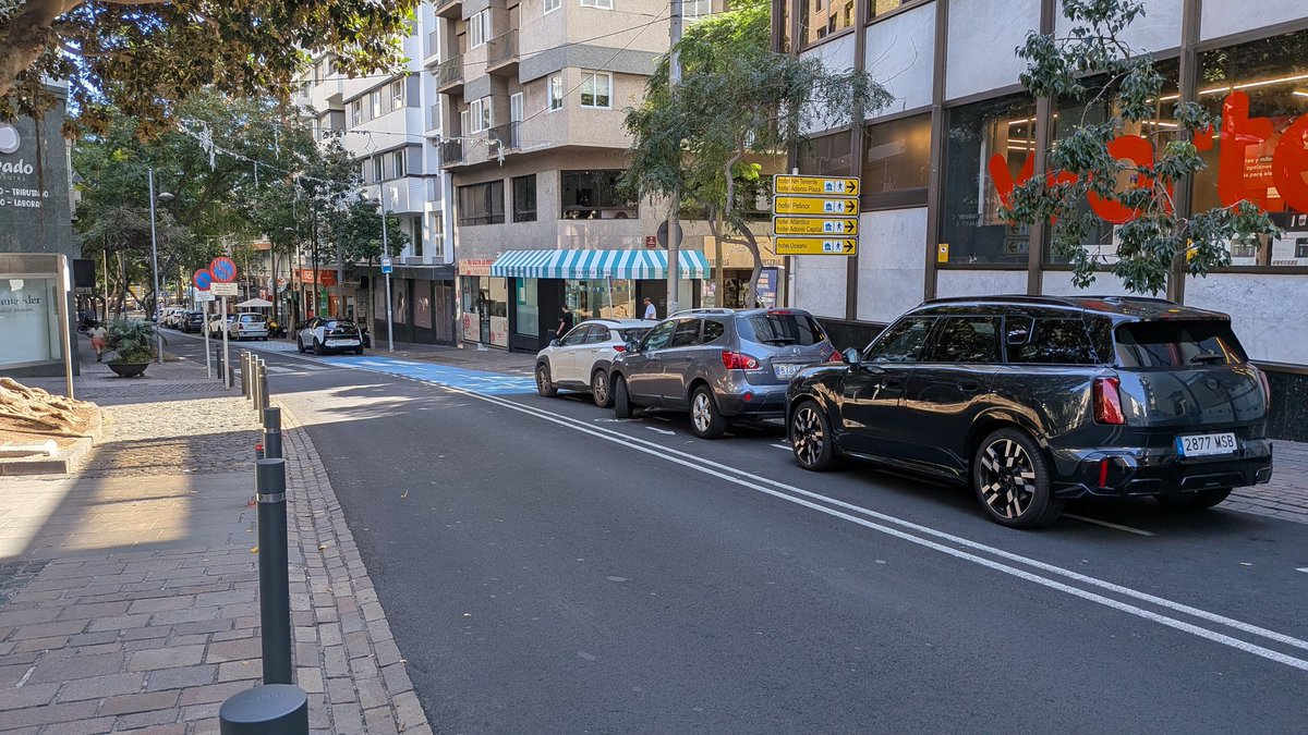 Curioso uso que tienen los carriles bici en Santa Cruz de Tenerife. 🙄
<a href="/santacruz_ayto/">Ayuntamiento de Santa Cruz de Tenerife</a>