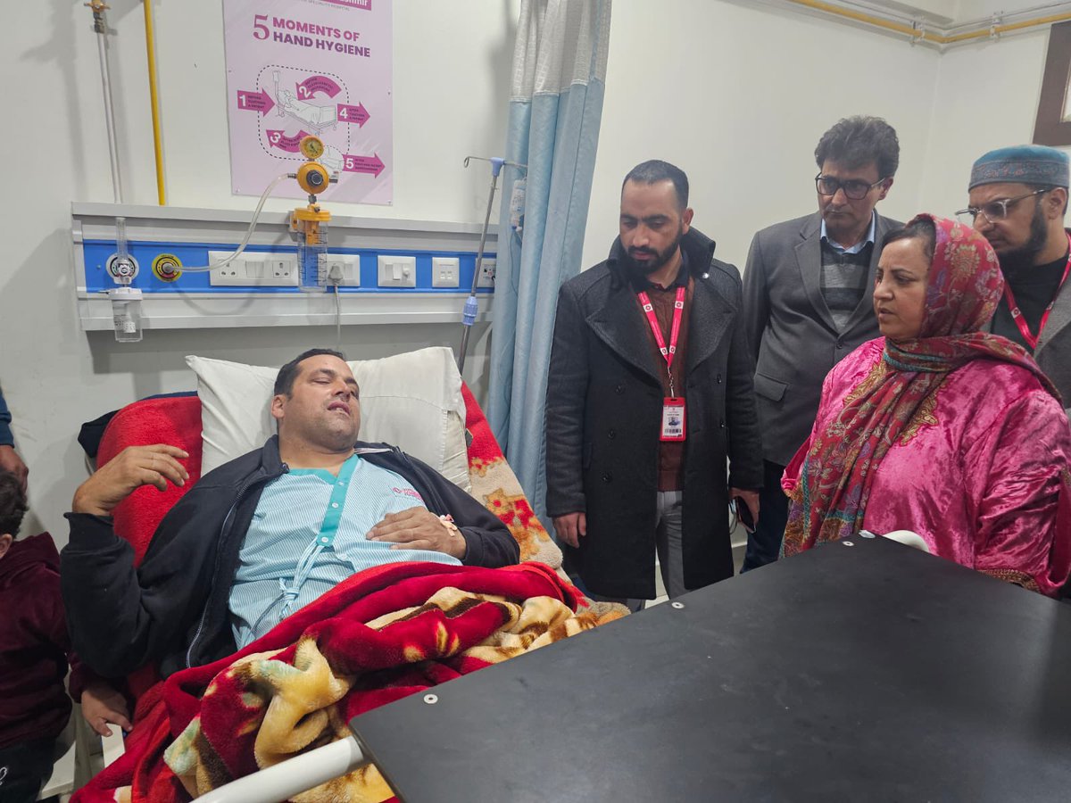 CM_JnK's tweet image. Hon’ble Minister @sakinaitoo visited some families who lost their loved ones in yesterday’s accidental explosion at Nowgam Police Station to offer condolences. She later visited the hospital to inquire about the injured and assured them that the Government stands firmly with the…