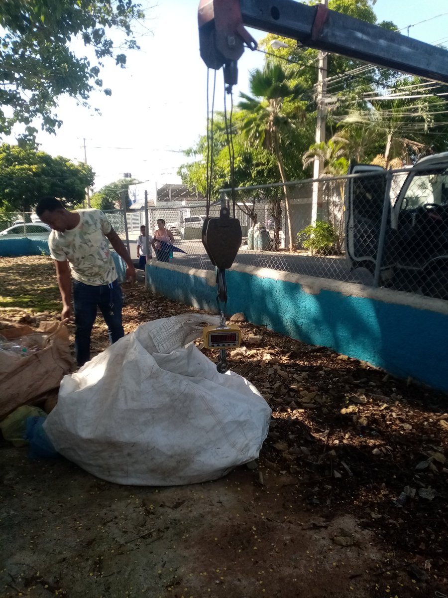 EvelinPlacidoAl's tweet image. Un territorio es tierra fértil, donde un espacio deportivo y cultural, con las infraestructuras adecuadas, suma, y los actores tienen responsabilidad, mantener limpio y cuidar, el programa de @nuvi #Reciclaje es valioso, enseña cuidado medioambiente, 🏀, y se limpia.
#ClubAtala