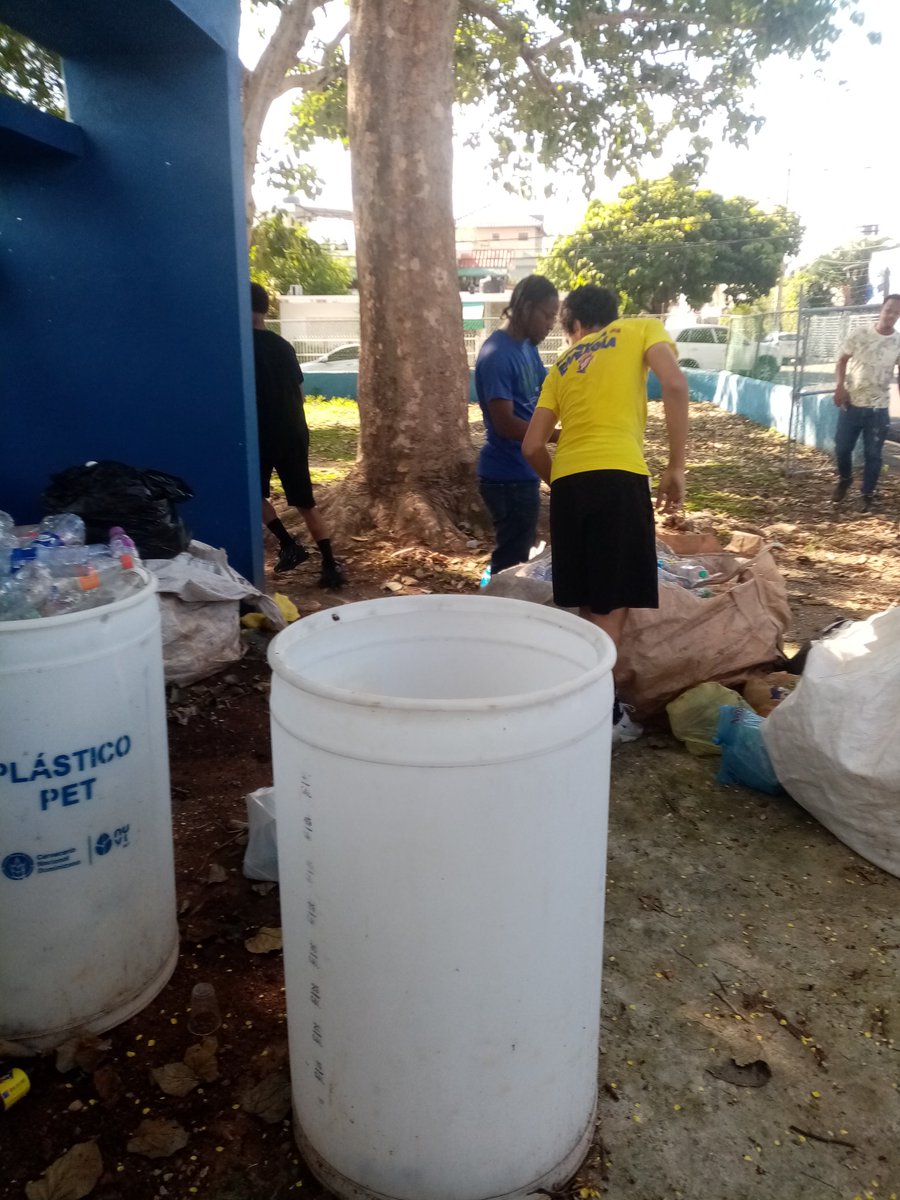 EvelinPlacidoAl's tweet image. Un territorio es tierra fértil, donde un espacio deportivo y cultural, con las infraestructuras adecuadas, suma, y los actores tienen responsabilidad, mantener limpio y cuidar, el programa de @nuvi #Reciclaje es valioso, enseña cuidado medioambiente, 🏀, y se limpia.
#ClubAtala