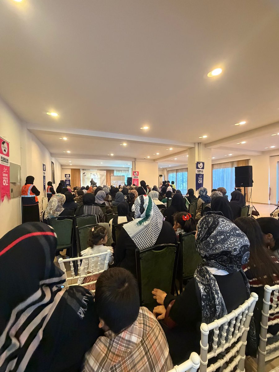 Engellemeye çalıştılar ama her şeye rağmen konferansımızı başka bir salonda, güzel bir katılımla gerçekleştirdik Elhamdülillah.
Kelime-i Tevhid’in manasını anlatmaya çalıştık..
Organizasyonda emeği geçen kadın erkek tüm kardeşlerimizin bu hayırlı amelini Rabbim kabul eylesin.