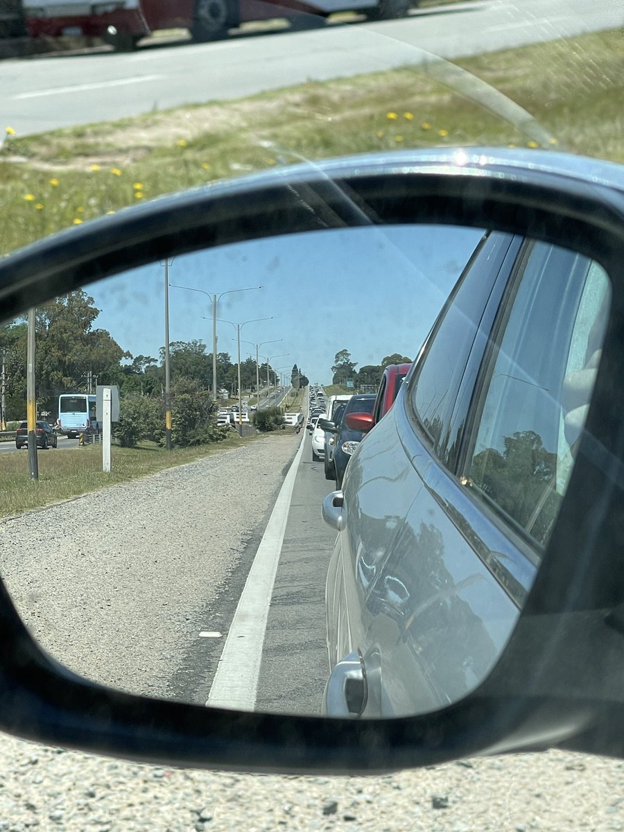 La genialidad de tener semáforos en una “ruta”. Gracias <a href="/mtopuy/">Ministerio de Transporte y Obras Públicas</a>. A y todavía te cobran peaje