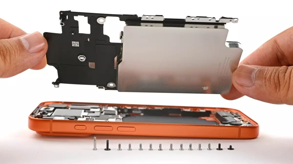 Apple, iPhone 18 Pro ile iPhone 17 Pro'da en çok eleştirilen 2 noktayı baştan aşağı değiştirecek.

- Arka tasarımdaki “iki ton” tartışması bitiyor.
- Daha kalın, daha ağır ama… Çok daha iyi bir pil geliyor.