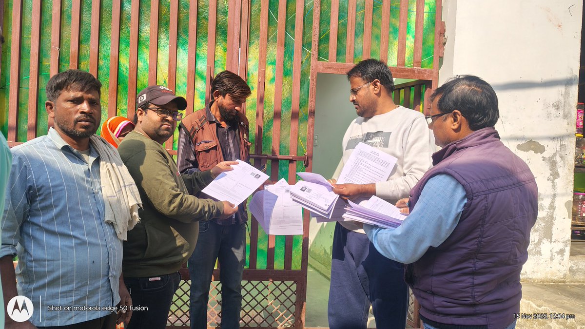 Vickypr00760152's tweet photo. SIR की लिस्ट वोटर को देते हुये https://t.co/463s0Tzv1a