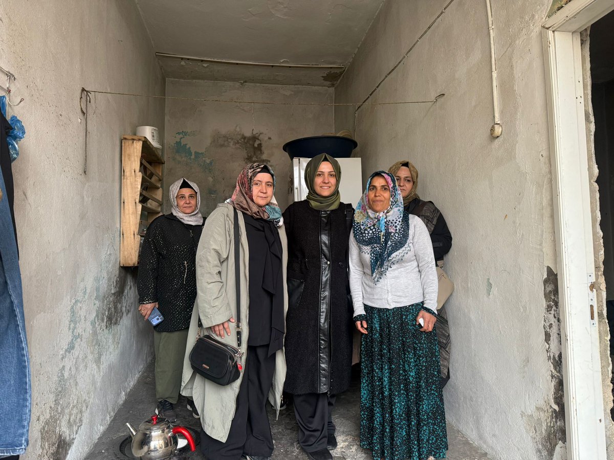 📍 EYYÜBİYE 
İl Kadın Kolları Başkanımız <a href="/ZehraAy063/">Zehra AY</a> ve Yönetim Kurulu Üyelerimizle, Topdağı mahallesinde  hane ziyaretleri gerçekleştirdik. 

Mahallemizin güçlü kadınlarıyla bir aradayız. Halkımızın talep ve ihtiyaçlarını yerinde dinleyerek çözüm üretiyoruz. 

Vatandaşlarımızın