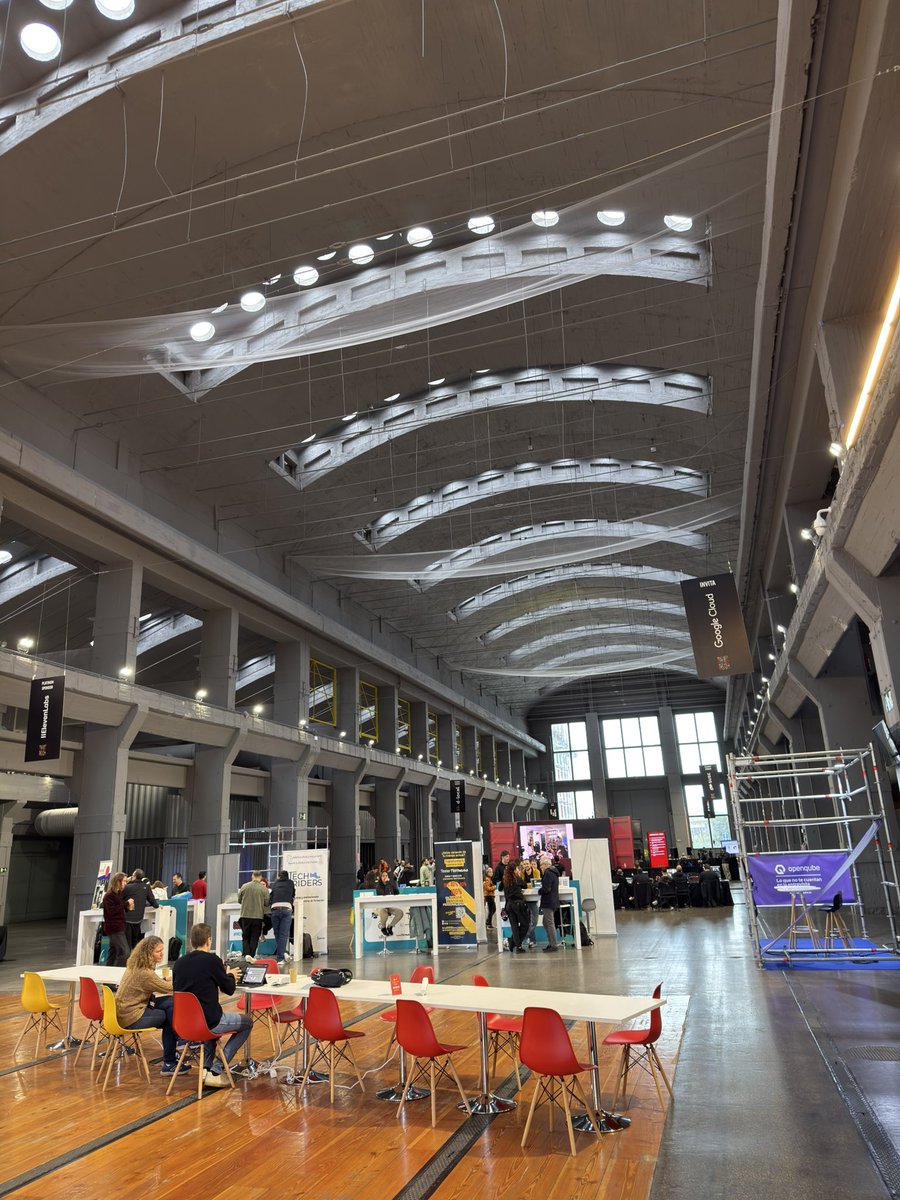 mariomnts's tweet image. Disfrutando del sábado en la primera educación de @nerdearla con gente bonita #nerdearla 🔥