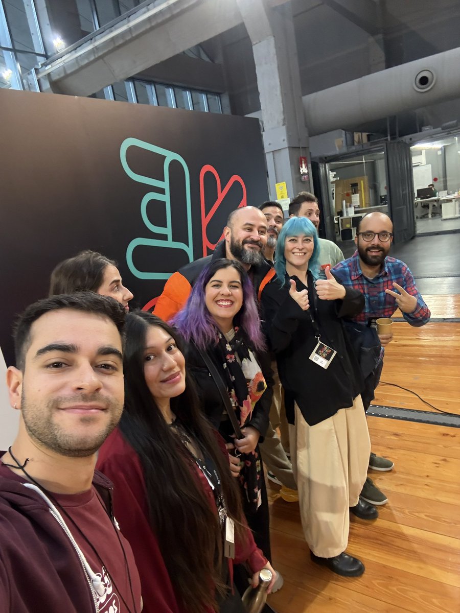 mariomnts's tweet image. Disfrutando del sábado en la primera educación de @nerdearla con gente bonita #nerdearla 🔥