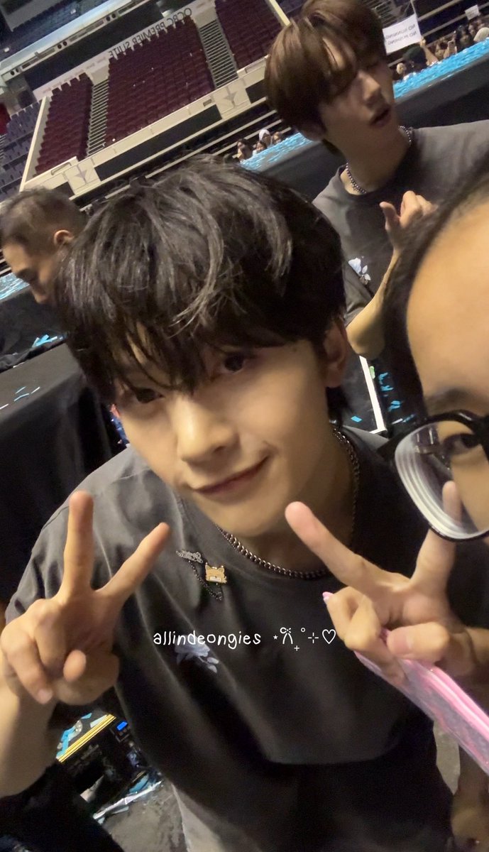 allindeongies's tweet photo. 251115 ZB1 HERE&amp;NOW IN SG SEND OFF

MATTHEW I LOVE YOU SO MUCH THANK YOU OOMF 💗💗 

#SEOKMATTHEW #석매튜 #ZB1inSG #ZEROBASEONE https://t.co/YpyVdvdFVd