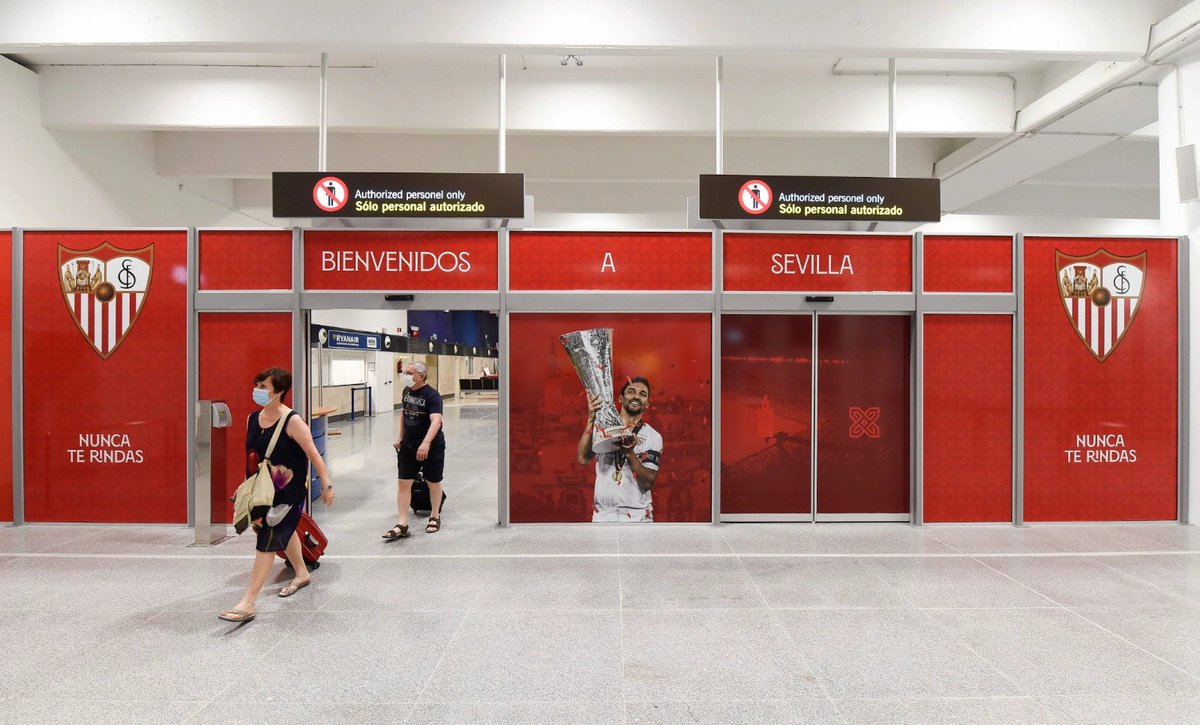 _dolcboyonly's tweet photo. @ZonaMixta__ @ateneodesevilla @RealBetis hablaban con el cartel del Sevilla en la feria? lloran por ver en el aeropuerto pegatinas del Sevilla? lloraron cuando tiraban cosas del Sevilla en una carroza que no tiene nada que ver con el svilla? parece que sevillania para lo que quieren y desean https://t.co/xDGb01ujNG
