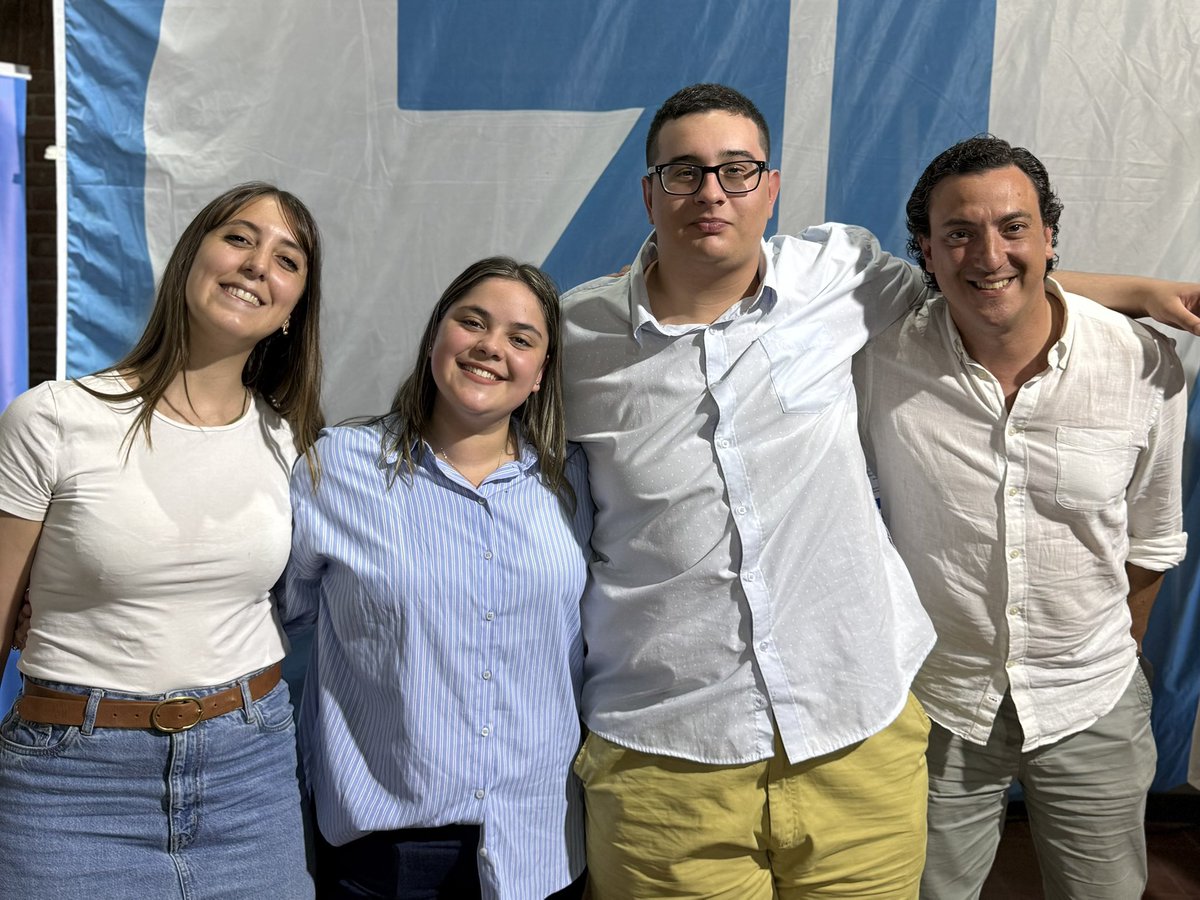 SantiagoBorsari's tweet photo. Los @71jovenes renovaron su comité ejecutivo ⚪️🔵

Felicitaciones al presidente @mauro_baladan, a la vicepresidente @SofiriPiana_4, y con ellos a todo el equipo entrante.

Con Luli y Atilio, se abre un nuevo camino para seguir aportando y creciendo junto a nuestra juventud 💪 https://t.co/42VXAaJZTY
