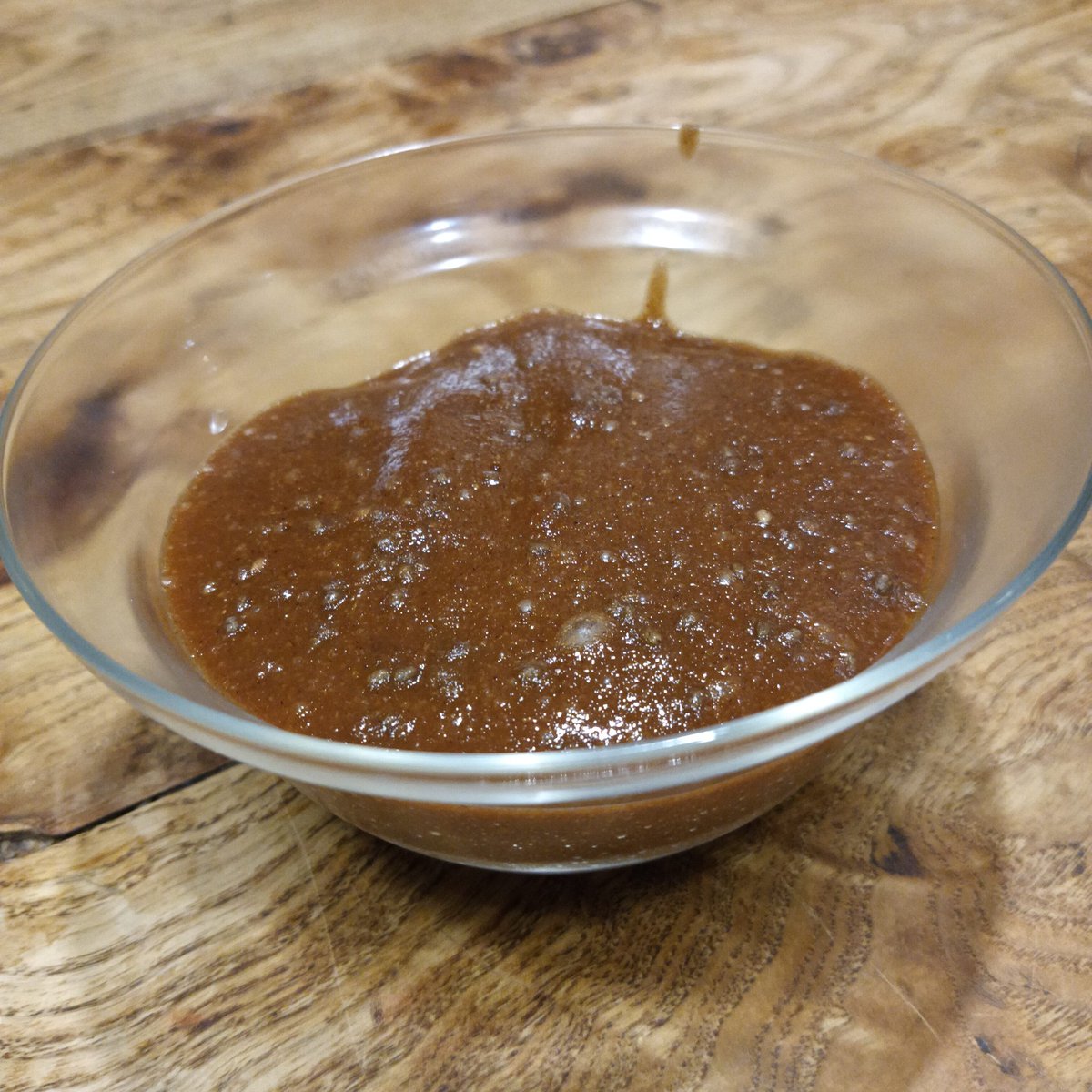 GastroCrimen perfecto 
Tres caquis al borde del delito, cacao negro y chía haciendo el trabajo sucio.
Canela, jengibre y un toque de sospecha.
Resultado: un pudin oscuro, denso y sin coartada.
¿Quién se atreve a probarlo?