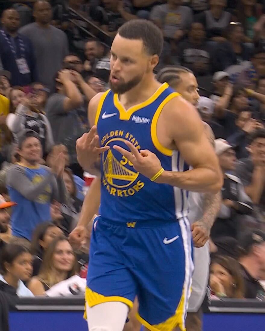 Steph threw up the 2-3 as soon as he tied MJ 🔥