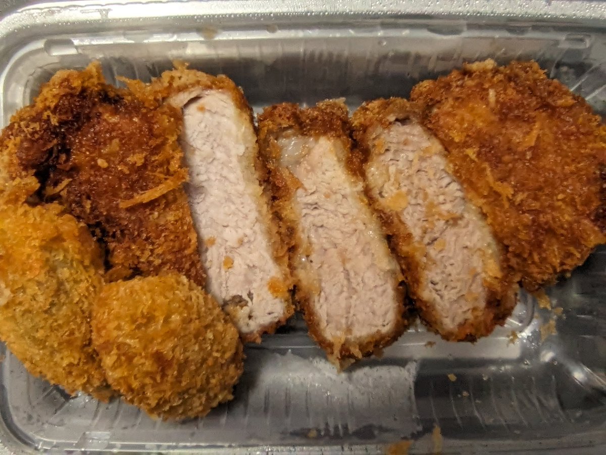 OperaPlusMika's tweet image. #松のや 「超厚切りロースかつ＆カキフライ（2個）定食」食べてみた
厚切りロースかつはジューシーで食べ応え抜群。  
カキフライは風味豊かで相性良し。満足度高い一品。