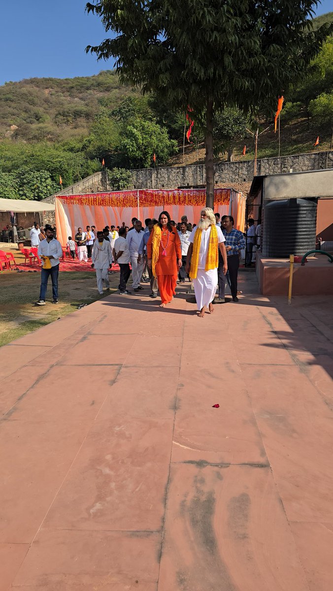 दिल्ली रोड स्थित श्री शनि धाम आश्रम में आयोजित दिव्य अन्नकूट महोत्सव में सम्मिलित होकर अद्भुत आध्यात्मिक शांति और सकारात्मक ऊर्जा का अनुभव हुआ।
भक्ति, आस्था और सेवा का संगम इस पावन आयोजन को और अधिक विशेष बनाता है।

महंत बाबा रंधावा जी तथा आसपास से पधारे संत-महंतों का पावन