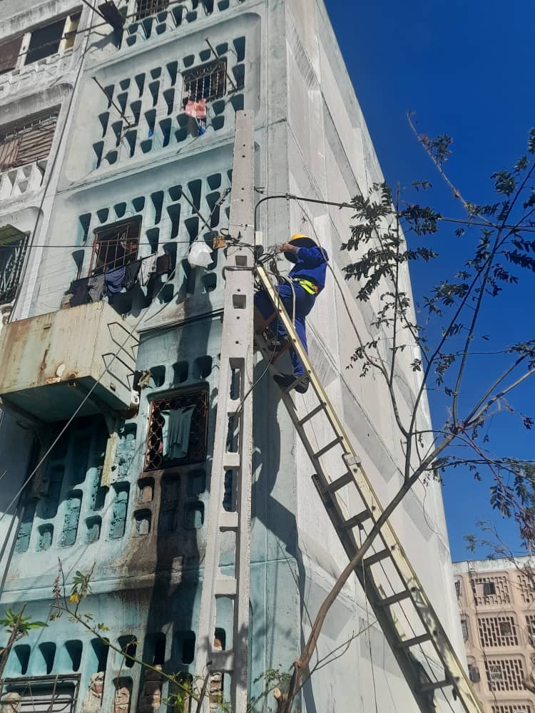 Nuestra gente de #EtecsaMayabeque continúa sin descanso las labores de recuperación de las redes de telecomunicaciones en Santiago de Cuba. 
#EtecsaConCuba 
#FuerzaCuba