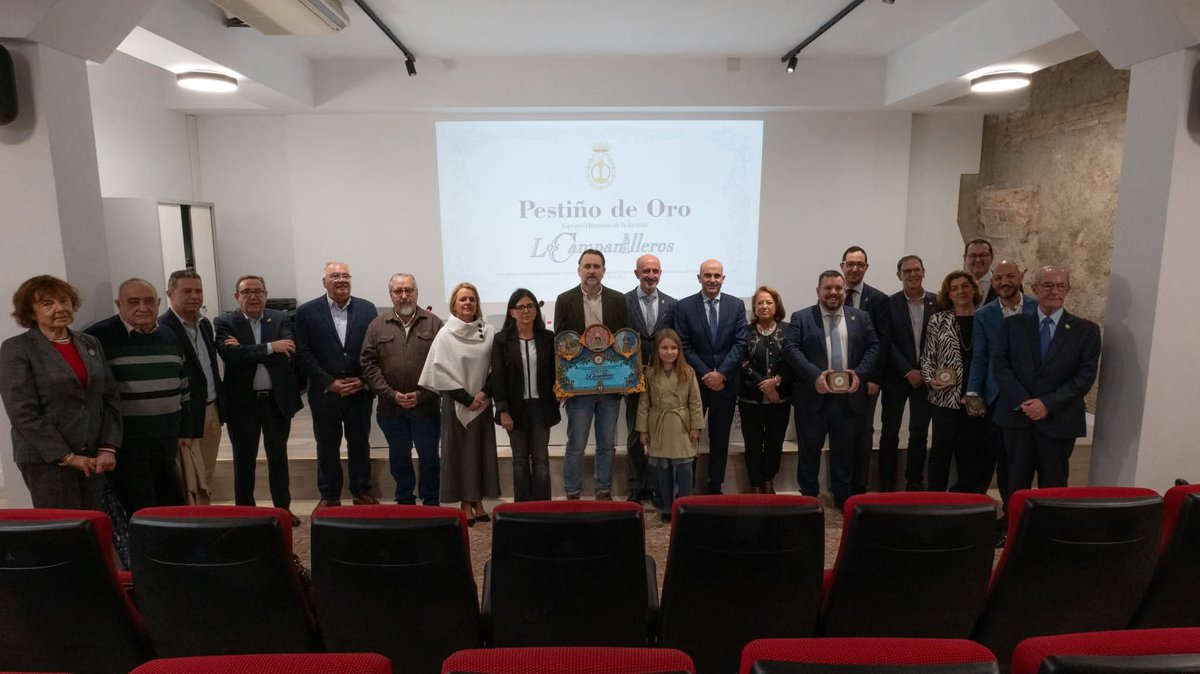 La revista "Los Campanilleros" recibe el "Pestiño de Oro", máxima distinción de la Cofradía del Huerto de Archidona.
​Un reconocimiento a su labor centenaria difundiendo y engrandeciendo nuestra #SemanaSantaArchidona.
​¡Enhorabuena a todo el equipo!