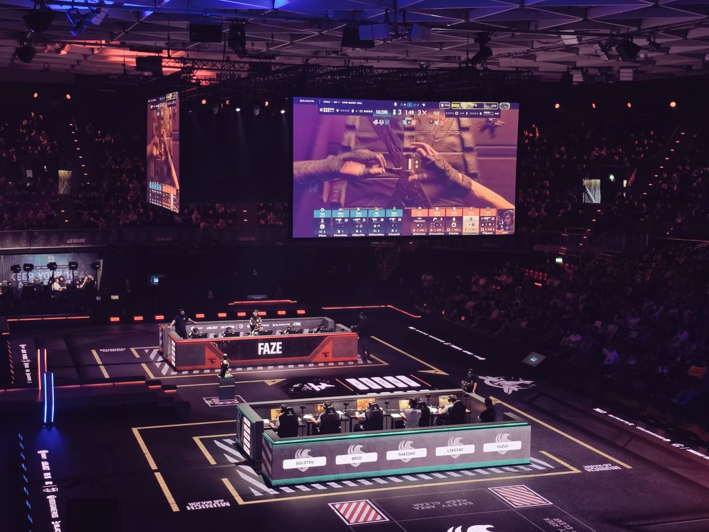 FiilouDE's tweet photo. Das Arena Design des #BMWParks ist wirklich gelungen, vor allem die LED-Animationen sorgen für ein immersives Erlebnis. Lediglich die Bildschirme könnten, meines Erachtens, größer ausfallen! #R6SX #SixMajor #Rainbow6 https://t.co/aMVBtoMZEt