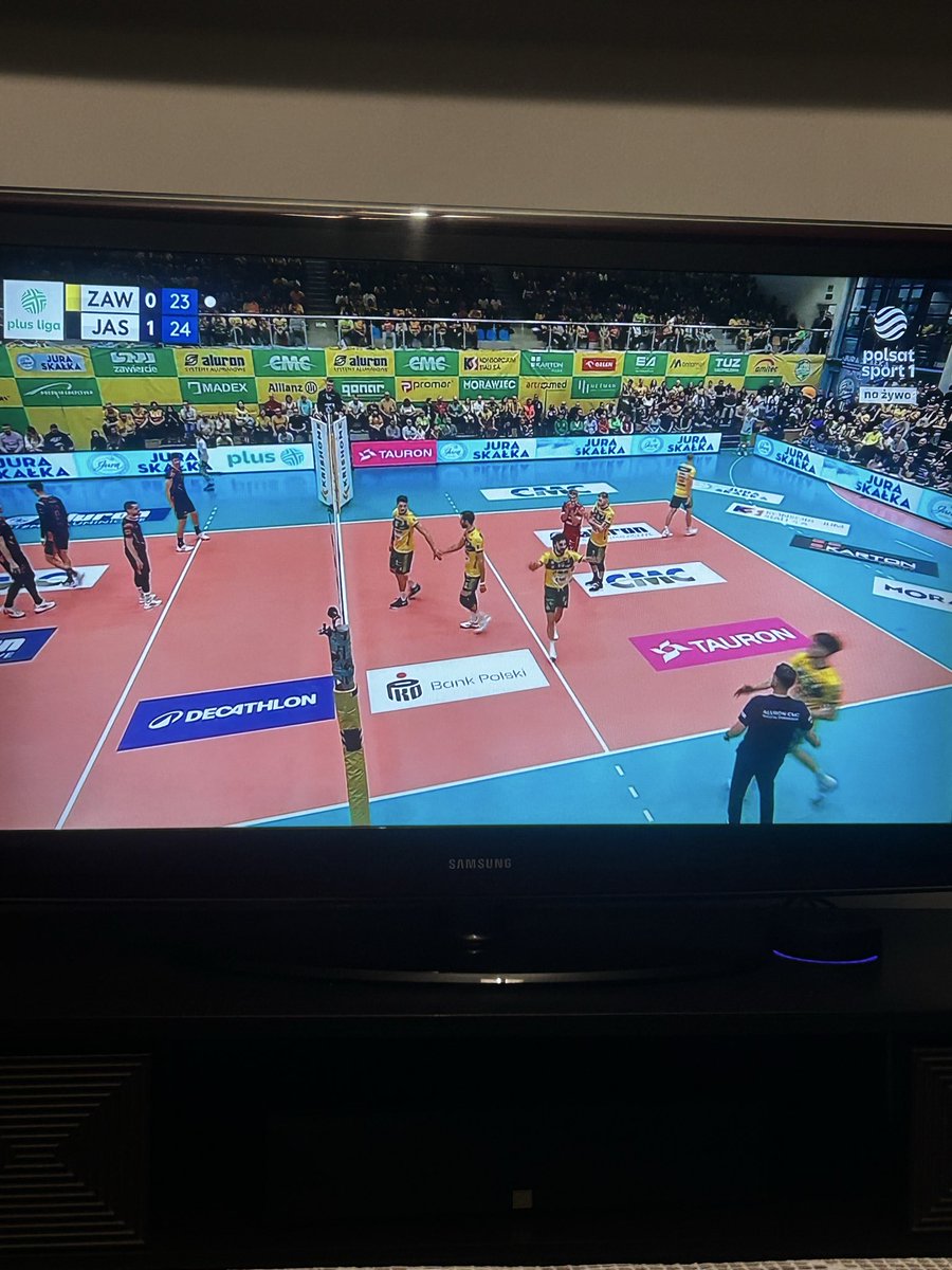 Żyję ostatnio w takim tempie, że wlasnie oglądam pierwszy raz mecz #PlusLiga w tym sezonie 🥺 #ZAWJAS i w zasadzie od polowy drugiego seta 😕