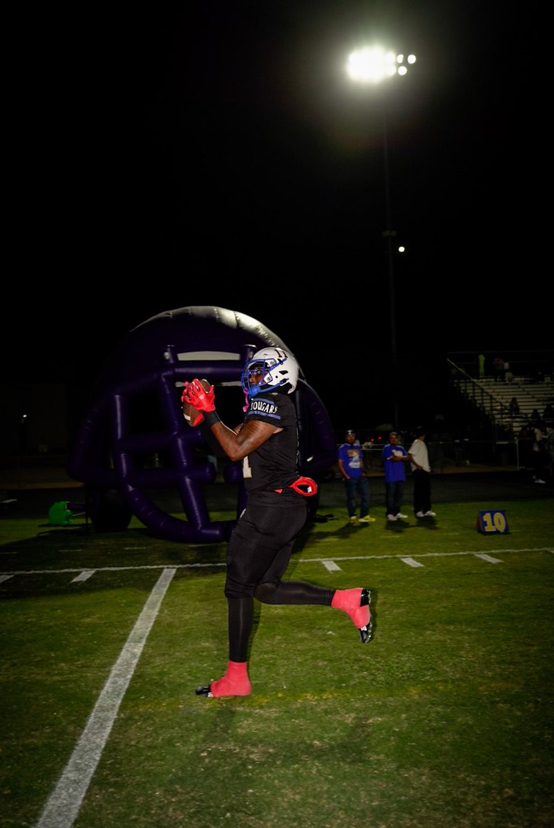 Senior Year Offense and Defensive Film‼️
900 receiving yards 
18.4 Yards Per Catch 
44 Receptions 
80 yards per game
13 receiving touchdowns
2 rushing touchdowns
hudl.com/video/3/202938…

hudl.com/v/2SrTHM