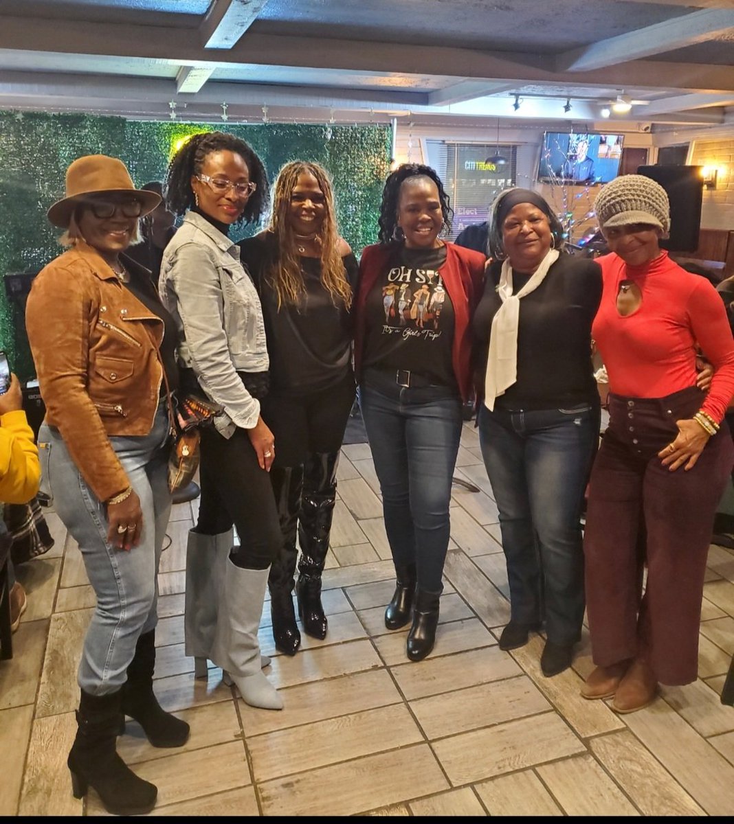 halfnakedconver's tweet image. 🎉👏 Congratulations 
#DanaDAnderson ❤️on your historic win (again)! You are the first African American woman to hold the position of Council President for the City of #MapleHeights 🏆
We are beyond proud of you — now go “Give it to ’em”! 💪 #PowerToThePeople👊 #Changeagent 🌻