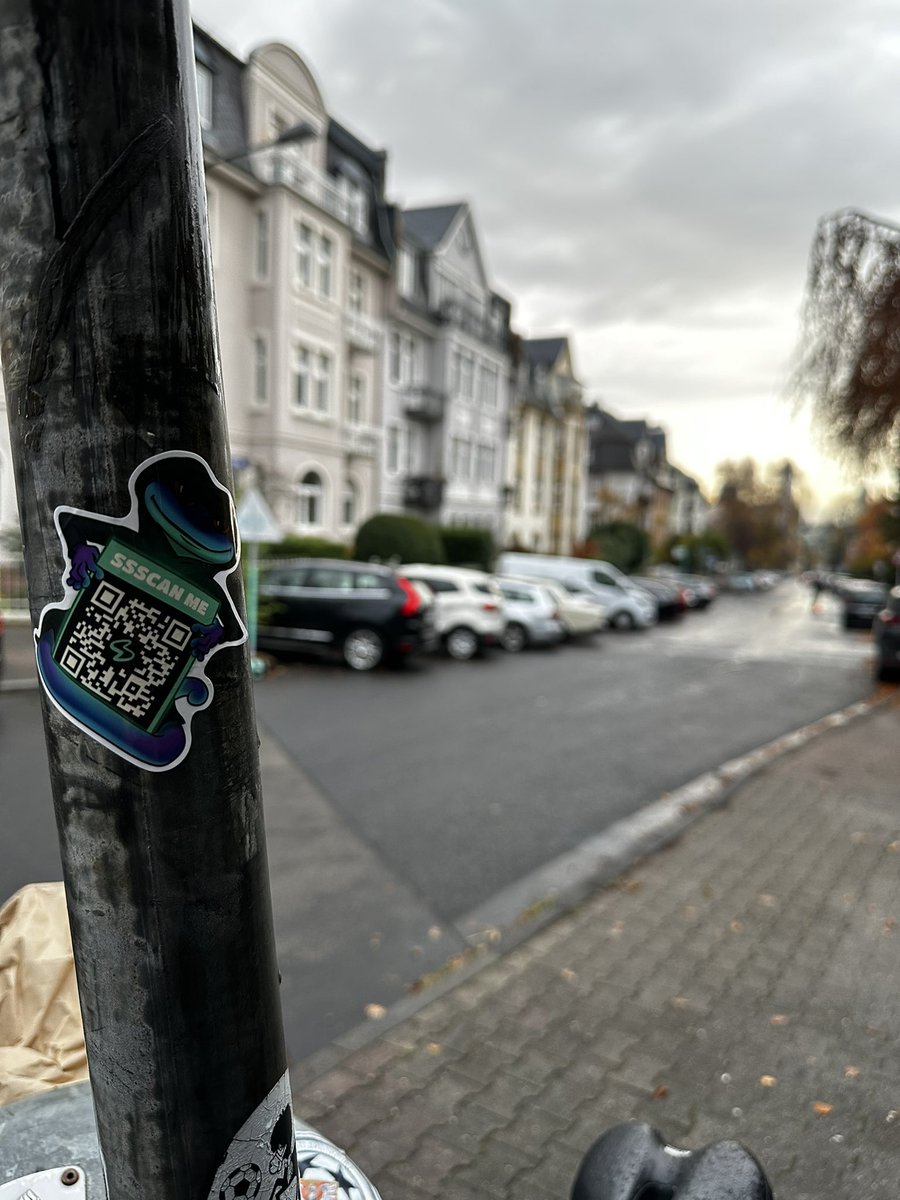 Stay sharp on those rainy daysss 🐍 #SNEK