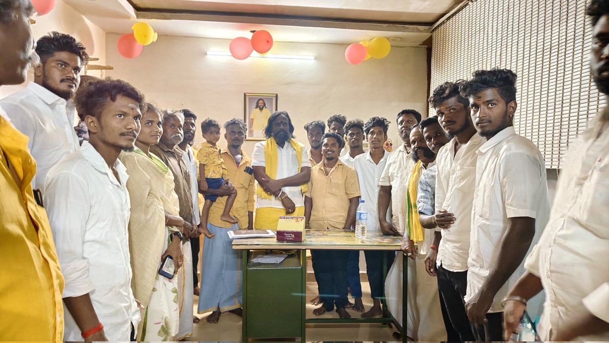 KKSelvakumaroff's tweet photo. இன்றைய தினம் 15.11.2025, சனிக்கிழமை - தமிழர் தேசம் கட்சியின் புதுக்கோட்டை மேற்கு மாவட்ட அலுவலக திறப்பு விழா மற்றும் புதிய நிர்வாகிகள் அறிமுக கூட்டம், திருமயத்தில் சிறப்பாக நடந்து முடிந்தது.

இந்நிகழ்விற்கு தலைமையேற்று, அலுவலகத்தை திறந்து வைத்தேன். மேலும், புதிதாக பொறுப்பேற்றுள்ள நிர்வாகிகளுக்கு நியமன சான்றிதழ்களை வழங்கினேன்.

வருகின்ற சனவரி 25,2026 அன்று திருச்சியில் பிரம்மாண்டமாக நடைபெறவுள்ள முத்தரையர்களின் அரசியல் அதிகார மீட்பு மாநாடு வெற்றிபெற உழைக்க வேண்டுமென கேட்டுக்கொண்டேன். 

புதிதாக பொறுப்பேற்றுள்ள நிர்வாகிகளின் பணி சிறக்க நெஞ்சம் நிறைந்த வாழ்த்துக்கள்!
#முத்தரையர்_மாநாடு_2026