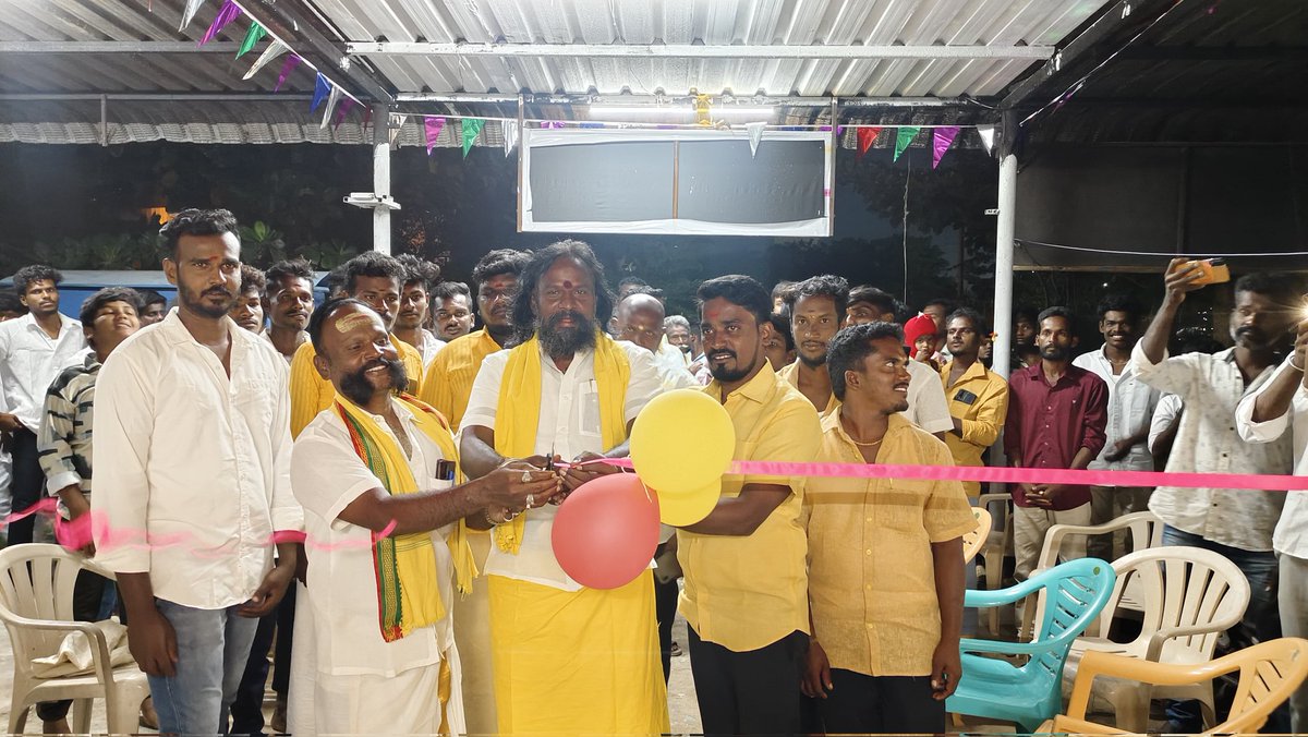 KKSelvakumaroff's tweet photo. இன்றைய தினம் 15.11.2025, சனிக்கிழமை - தமிழர் தேசம் கட்சியின் புதுக்கோட்டை மேற்கு மாவட்ட அலுவலக திறப்பு விழா மற்றும் புதிய நிர்வாகிகள் அறிமுக கூட்டம், திருமயத்தில் சிறப்பாக நடந்து முடிந்தது.

இந்நிகழ்விற்கு தலைமையேற்று, அலுவலகத்தை திறந்து வைத்தேன். மேலும், புதிதாக பொறுப்பேற்றுள்ள நிர்வாகிகளுக்கு நியமன சான்றிதழ்களை வழங்கினேன்.

வருகின்ற சனவரி 25,2026 அன்று திருச்சியில் பிரம்மாண்டமாக நடைபெறவுள்ள முத்தரையர்களின் அரசியல் அதிகார மீட்பு மாநாடு வெற்றிபெற உழைக்க வேண்டுமென கேட்டுக்கொண்டேன். 

புதிதாக பொறுப்பேற்றுள்ள நிர்வாகிகளின் பணி சிறக்க நெஞ்சம் நிறைந்த வாழ்த்துக்கள்!
#முத்தரையர்_மாநாடு_2026