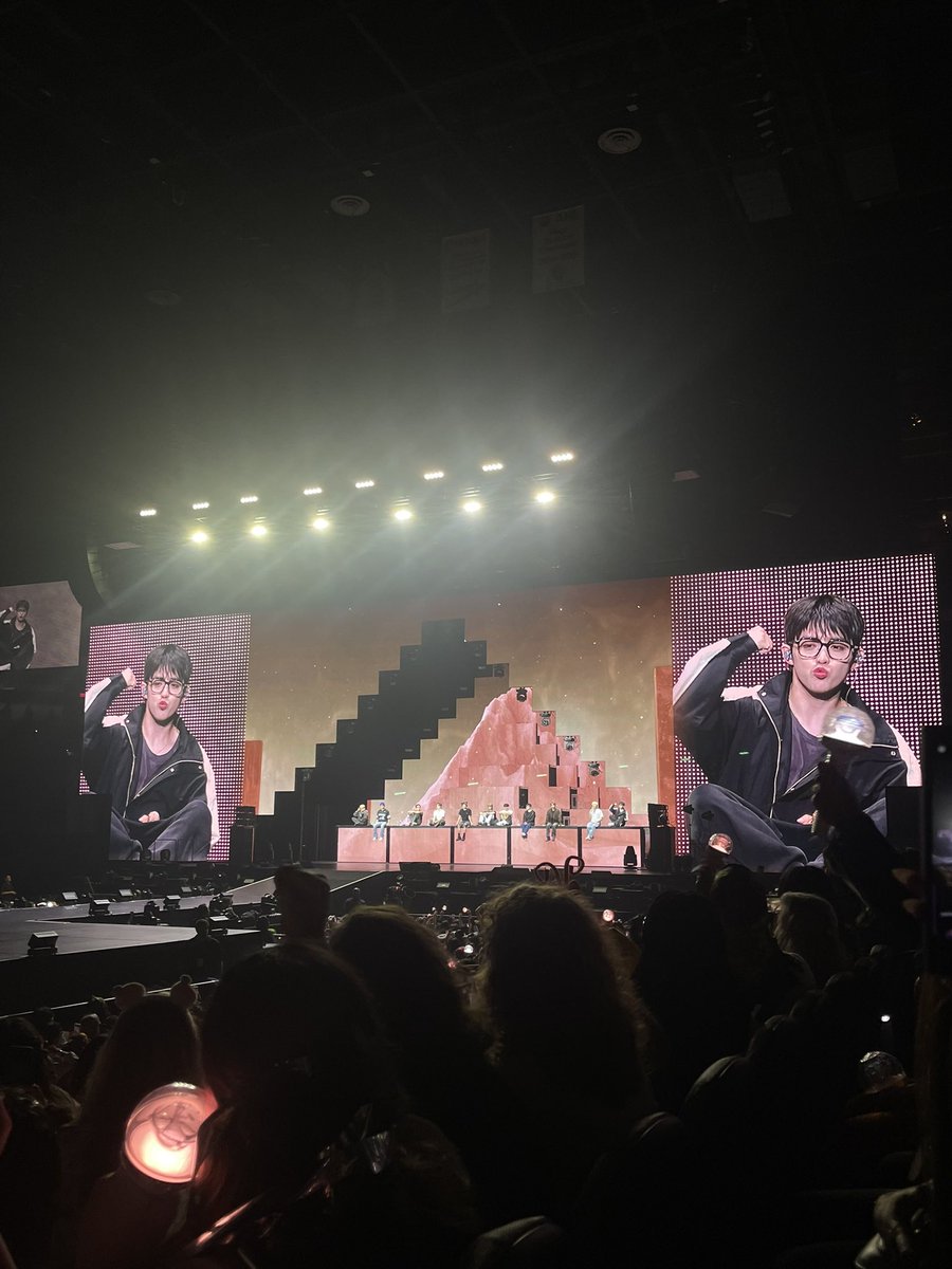 mrvisav's tweet photo. i need another concert like rn 💔 https://t.co/HA6OB3m8Jy