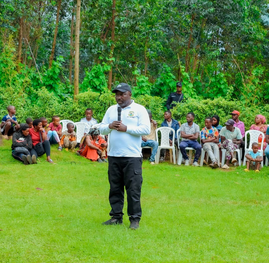 RADIOSALUS1's tweet image. Abakinnyi ba sinema y&apos;u Rwanda bahatanye muri &apos;Mashariki African Film Festival&apos; bakoranye umuganda n&apos;abaturage, mu Murenge wa Cyuve muri @MusanzeDistrict.
Bateye ibiti  1000 bivangwa n&apos;imyaka.
Biyemeje no kujya bahakinira filime, kuko hari ibyiza nyaburanga.
@RwandaNorth