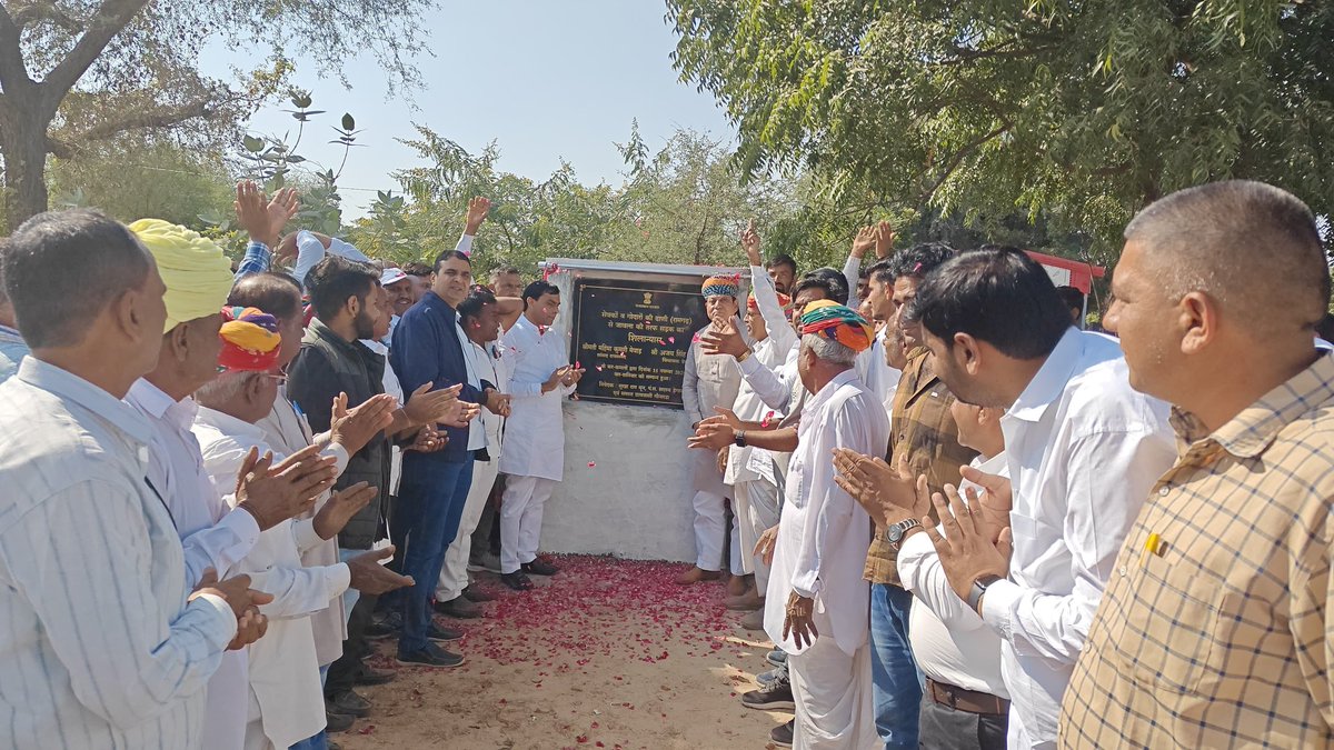 AjaysinghKilak's tweet photo. आज #डेगाना के #हरसौर में अटल प्रगति पथ ऒर सेवकों व गोदारों की ढाणी (रामगढ़ ) से जावला की तरफ़ डामर सड़क का के शिलान्यास समारोह में ग्रामवासियो  के साथ में शिरकत की.. 
#
इस अवसर पर ग्रामवासियों की समस्याओं की जानकारी ली, ग्रामवासियो को आश्वासन देता हूँ 
1/2 https://t.co/RGWtDKUP5s