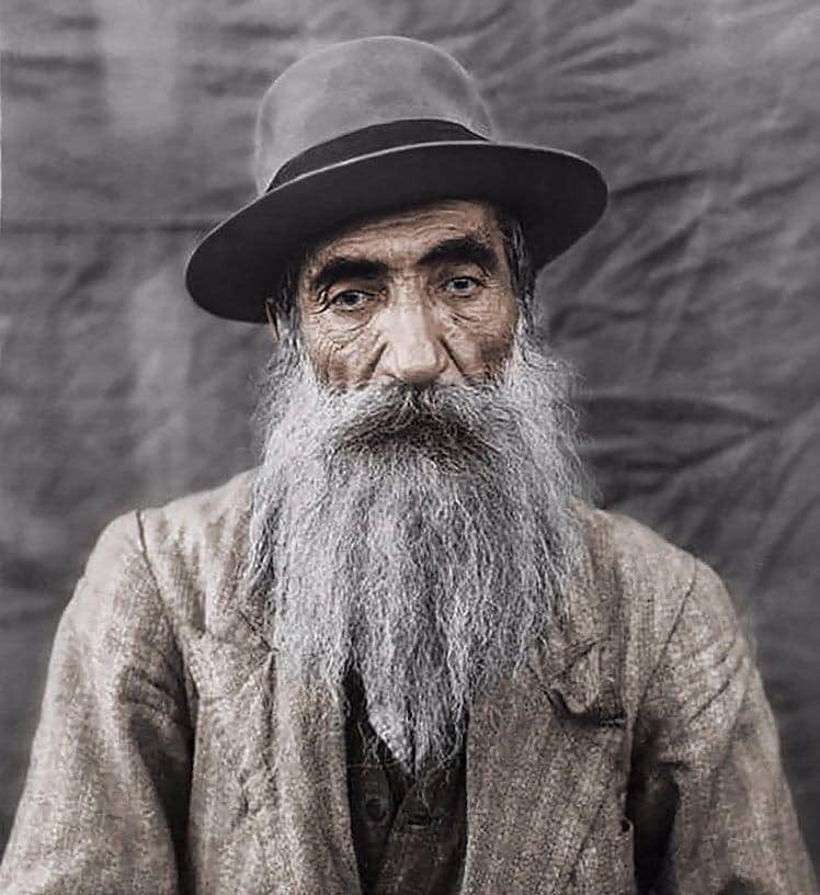 Dönemin kanunlarına göre 18 yaşından küçükler ve 65 yaşından büyükler hakkındaki ölüm cezası infaz edilmiyordu.
#SeyitRıza 74 yaşında olduğu için yaşı küçültülerek, "saatimi verin" dediği oğlu Resik Hüseyin de 16 yaşında olduğu için yaşı büyültülerek asıldı.
Rahmet İle Anıyoruz..