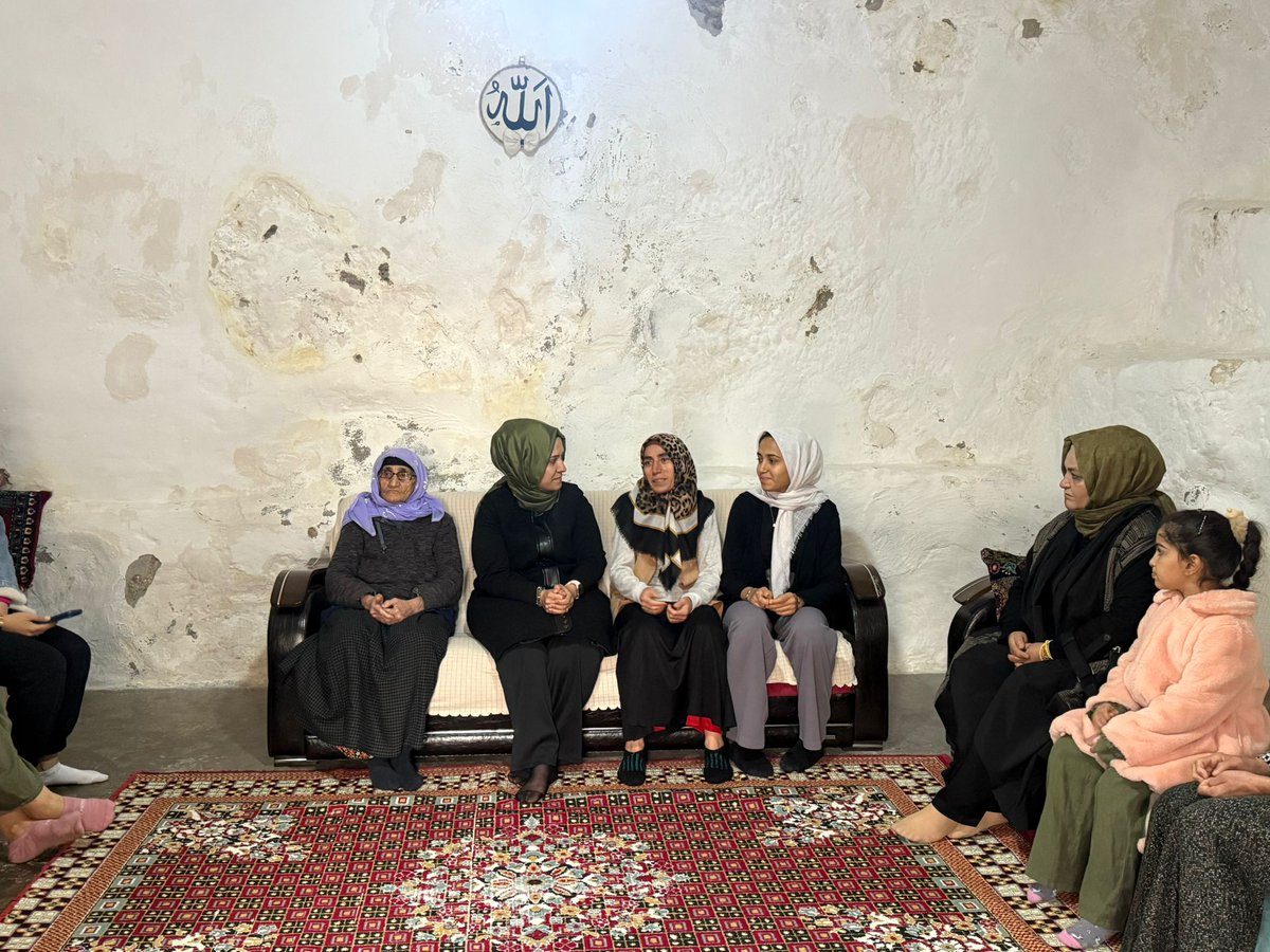 📍 EYYÜBİYE 
İl Kadın Kolları Başkanımız <a href="/ZehraAy063/">Zehra AY</a> ve Yönetim Kurulu Üyelerimizle birlikte Topdağı mahallesinde hane ziyaretleri gerçekleştirdik.

Hamra teyzemizi ziyaret ettik, hal hatırını sorduk, içten sohbetine ortak olduk. Sorun ve taleplerini dinledik.

#30GündeŞanlıurfa